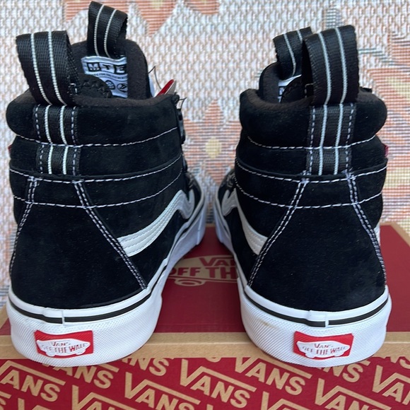 Vans WMNS Sk8-Hi Boa Mte
Black/White
VN0007NMBA2
Boots - Sneakers - Picture 14 of 16